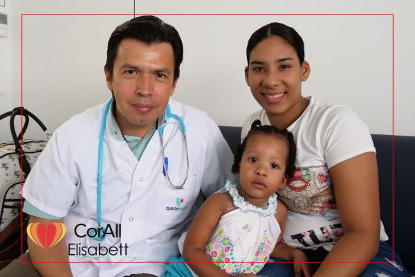 Elisabett ha llegado desde Panamá a Barcelona para ser intervenida por el equipo médico dirigido por el Dr Raül Abella
